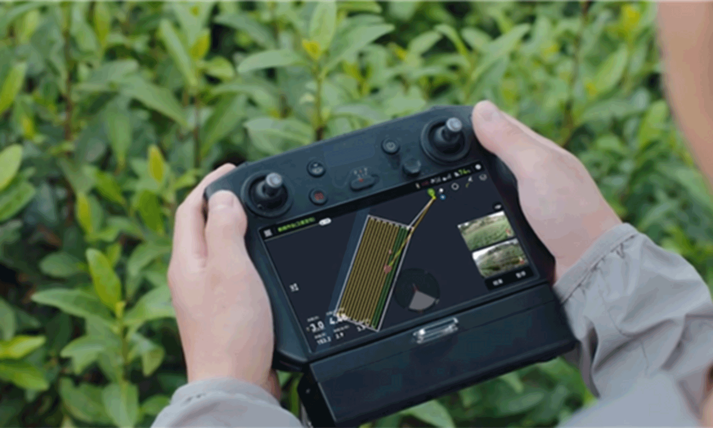 Màn hình điều khiển đơn giản với giao diện hoàn toàn bằng tiếng Việt được phân phối bởi AgriDrone Việt Nam.