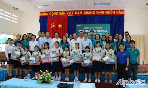 BIDV trao quà cho học sinh nghèo, hiếu học tại TP. Mỹ Tho