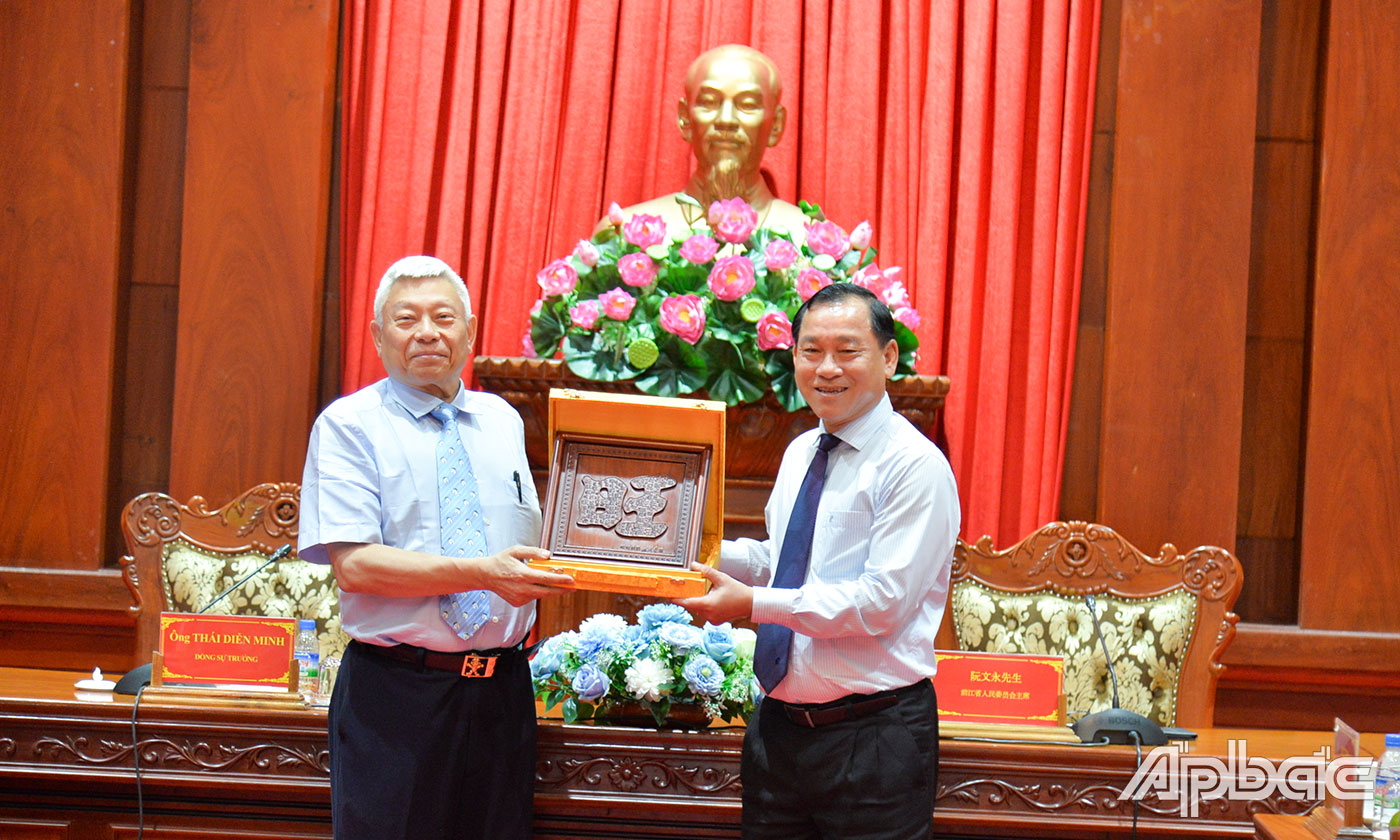 ông Thái Diễn Minh, Chủ tịch Tập đoàn Want Want  tặng quà lưu niệm cho đồng chí Nguyễn Văn Vĩnh.