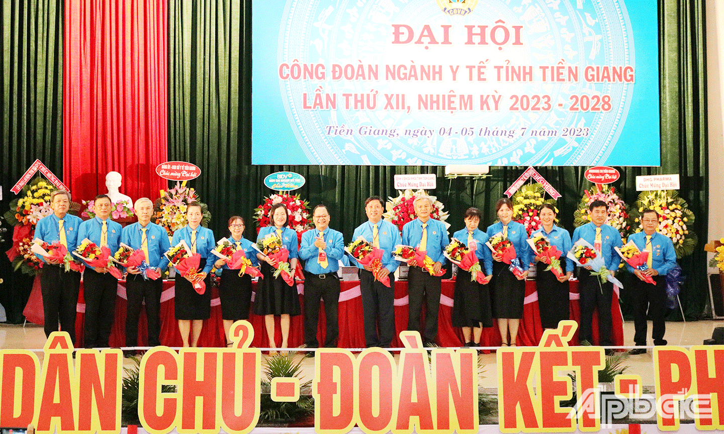 Lãnh đạo Sở Y tế Tiền Giang tặng hoa chúc mừng Ban chấp hành Công đoàn ngành Y tế tỉnh Tiền Giang lần thứ XII nhiệm kỳ 2023-2028