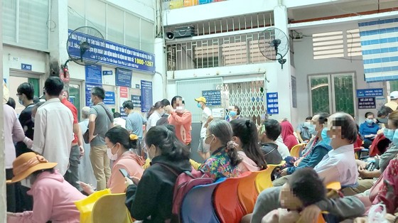 Người dân chờ thăm khám tại Bệnh viện Tâm thần TPHCM.
