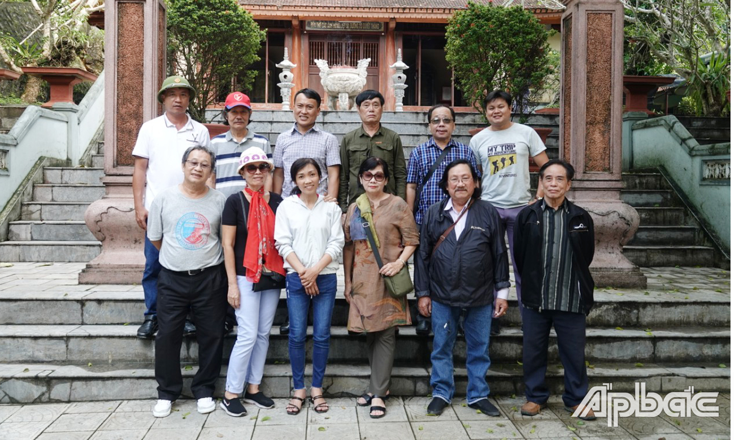 Nhà điêu khắc Trần Văn Trầm (bên trái, hàng dưới) trước di tích lịch sử Hang Tám Cô (huyện Bố Trạch, tỉnh Quảng Bình) trong chuyến đi thực tế cùng văn nghệ sĩ Tiền Giang tháng 10-2022.