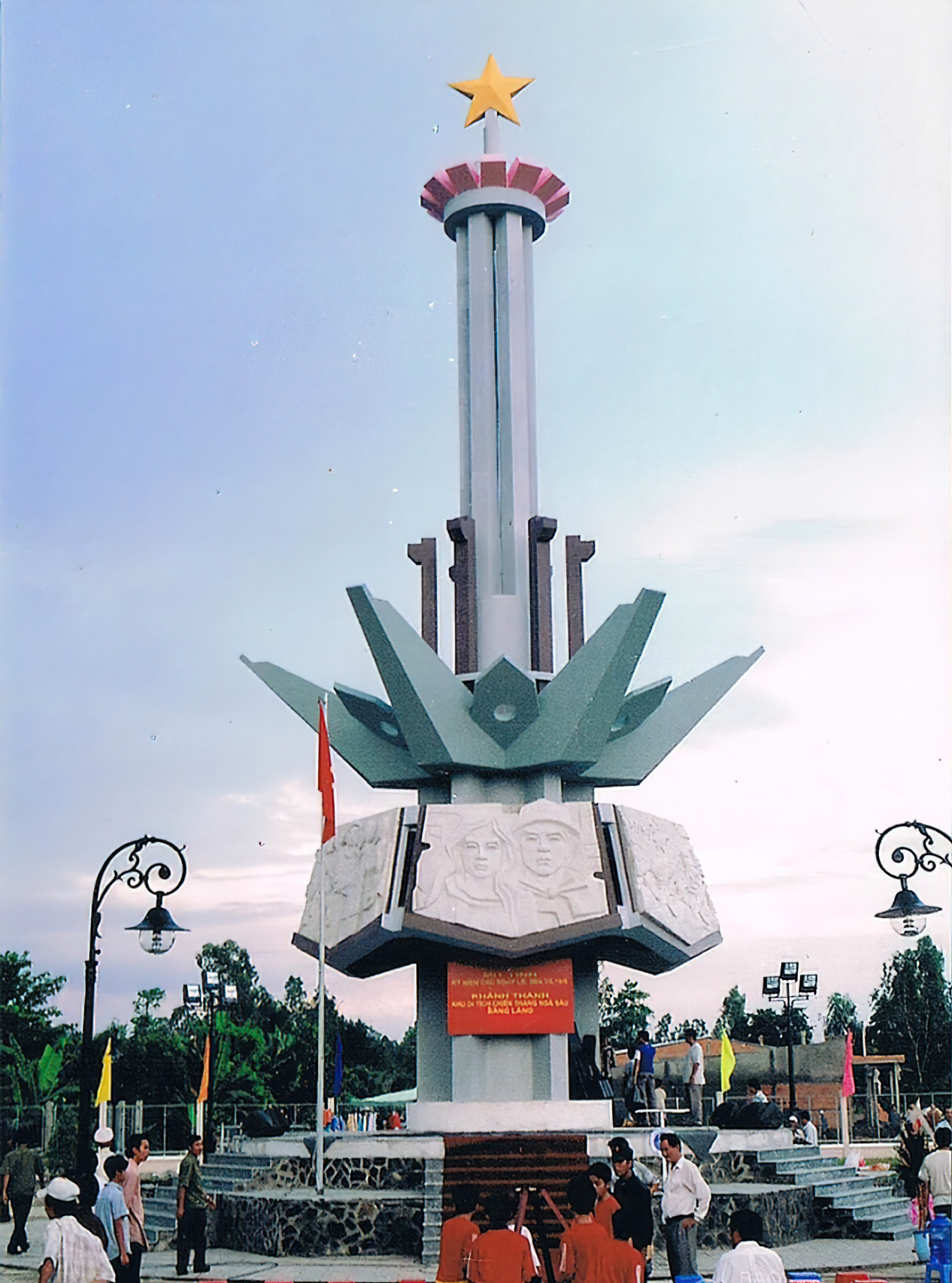 Tương đài Chiến thắng Yếu khu Ngã Sáu, cao 22,5m đặt tại huyện Cái Bè được sáng tác năm 2007 