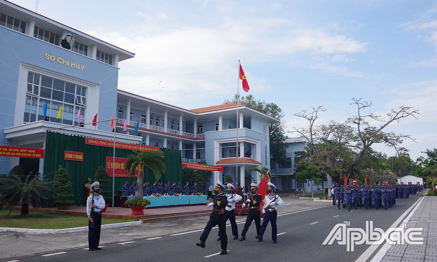 Duyệt đội ngũ trong Lễ ra quân huấn luyện.