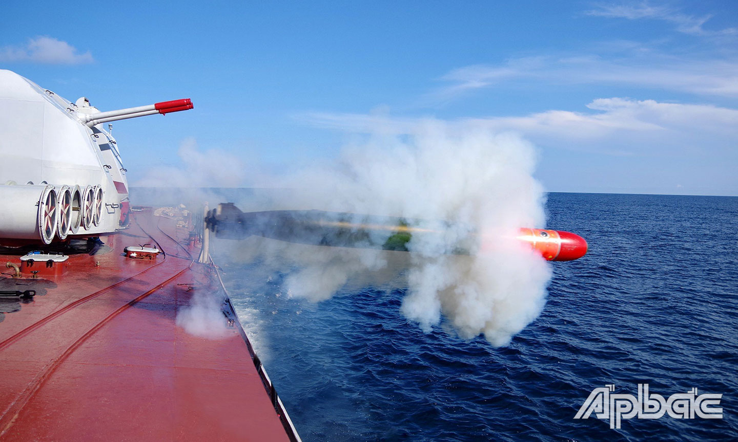 Diễn tập bắn đạn thật ngư lôi trên biển