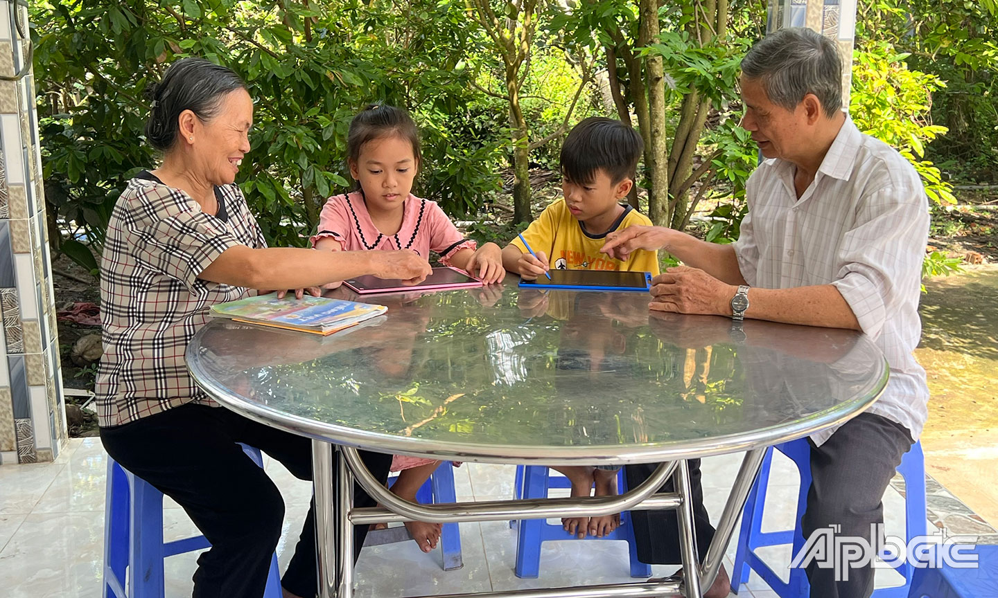 Vợ chồng chú Phạm Văn Quan và cô Lê Thị Ngọc Thu vui vẻ bên các cháu.
