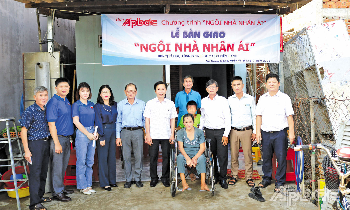 Đại diện Công ty Xổ số kiến thiết Tiền Giang, Báo Ấp Bắc cùng chính quyền xã Bình Nghị vui chung niềm vui trong ngày bàn giao nhà cho gia đình cô Bích Vân.