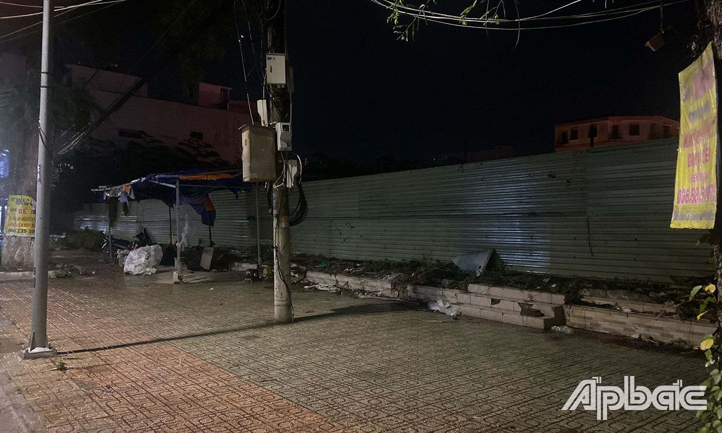 Phường mặt đường Lê Đại Hành được rào chắn.