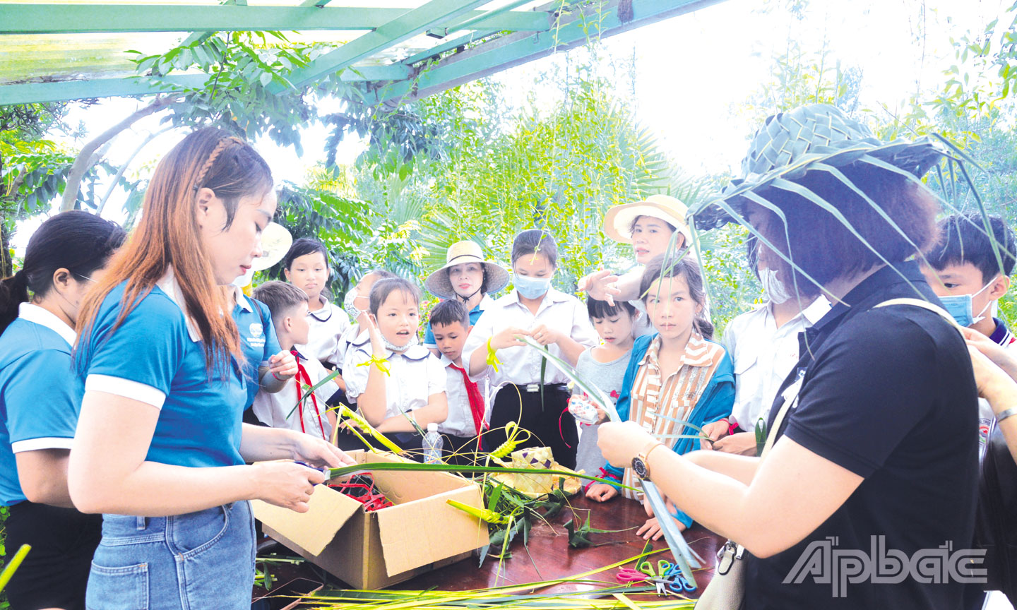 Các em được trải nghiệm, tham gia nhiều trò chơi vui nhộn, bổ ích tại trại hè.
