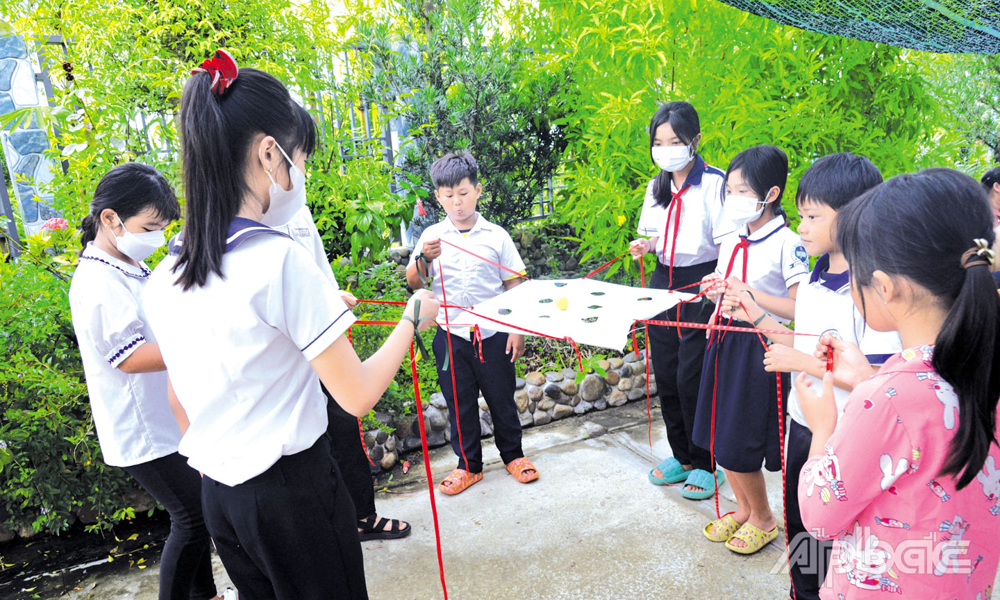 Các em được trải nghiệm, tham gia nhiều trò chơi vui nhộn, bổ ích tại trại hè.