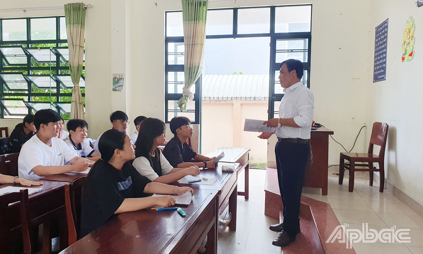 Giờ học bồi dưỡng Tiếng Anh do thầy Cảnh phụ trách tại Trường THCS Lê Ngọc Hân, TP. Mỹ Tho. 