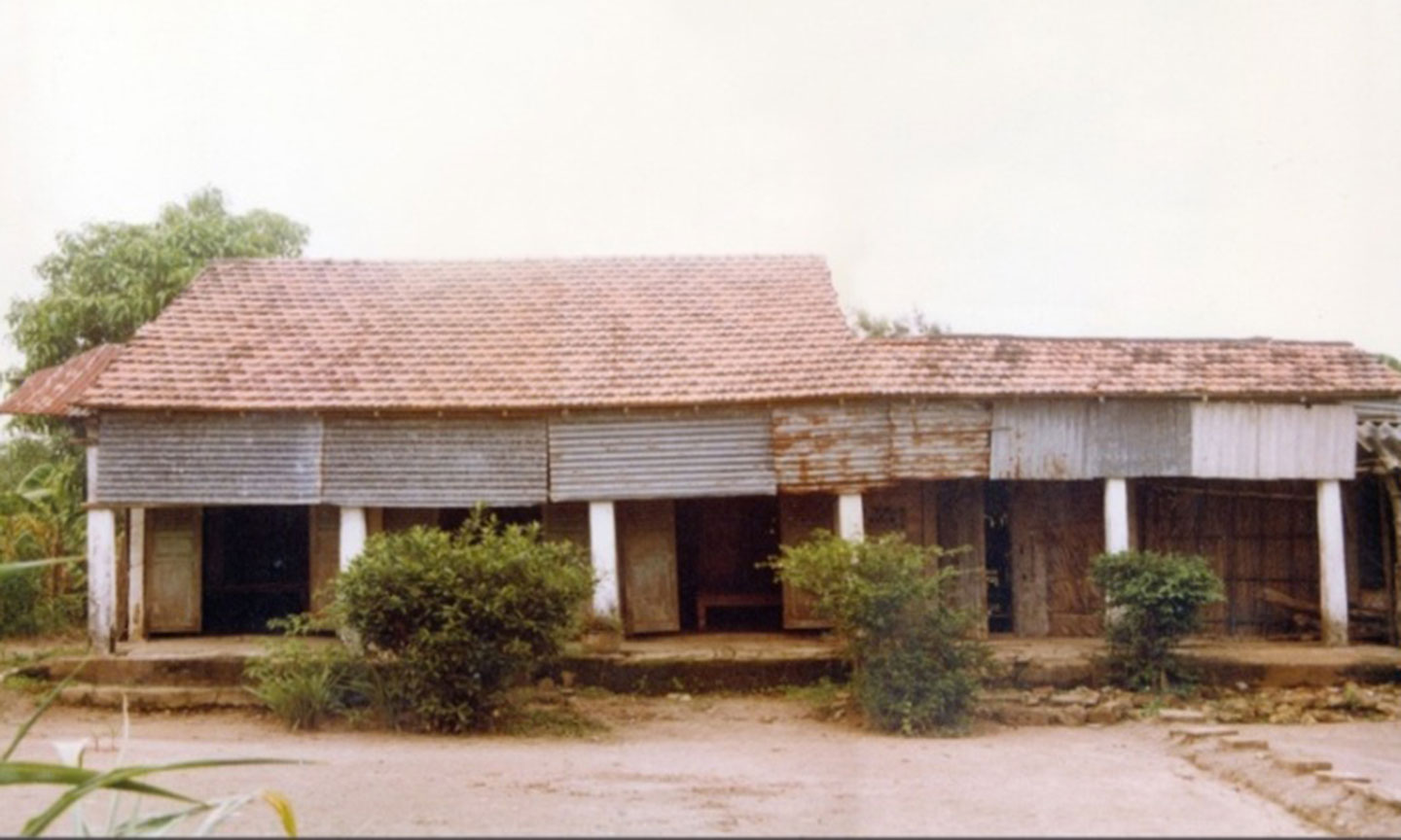 Tại nhà ông Đoàn Văn Lâu, đêm 19 rạng ngày 20-8-1864, Trương Định cùng 25 nghĩa quân bị Huỳnh Công Tấn đến bao vây.