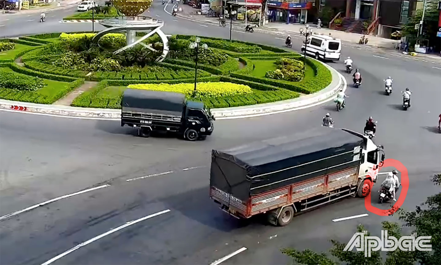 Vụ việc xảy ra tai nạn được ghi từ camera người dân.