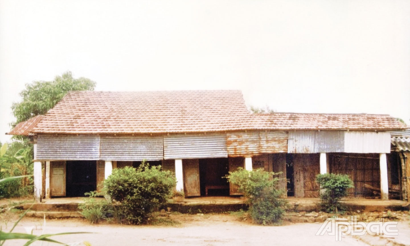 Tại nhà ông Đoàn Văn Lâu, đêm 19 rạng ngày 20-8-1864, Trương Định cùng 25 nghĩa quân bị Huỳnh Công Tấn đến bao vây.