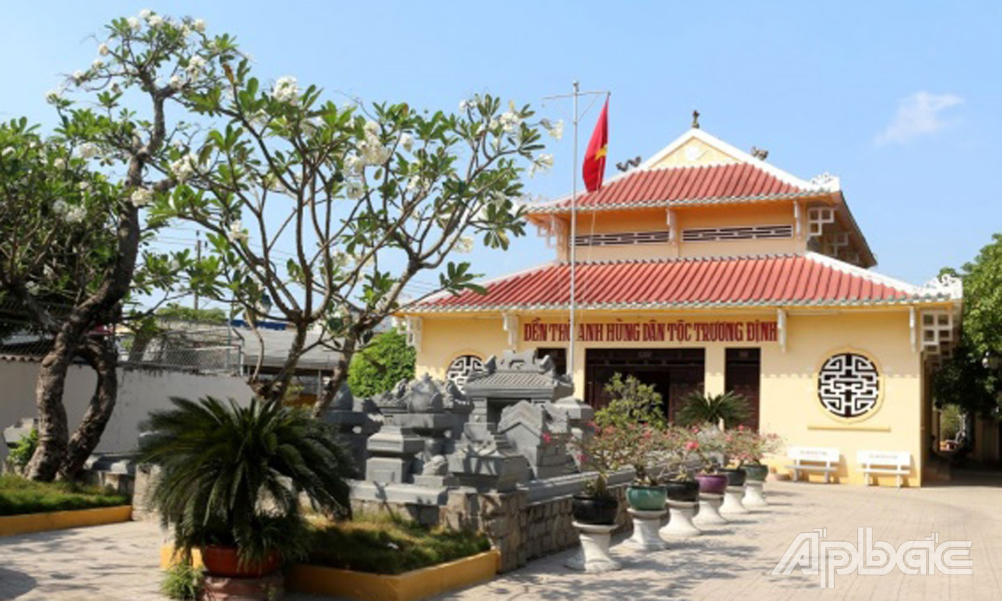 Phần mộ có kiến trúc tiêu biểu của người Việt ở Nam bộ.