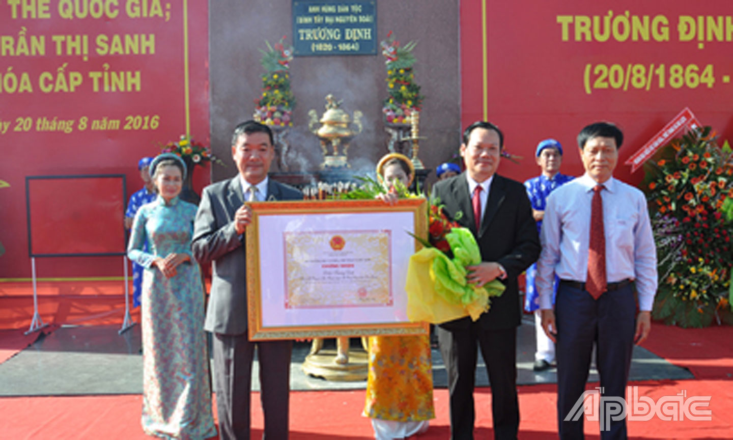Trao Bằng chứng nhận Lễ hội Trương Định là Di sản văn hóa phi vật thể Quốc gia.