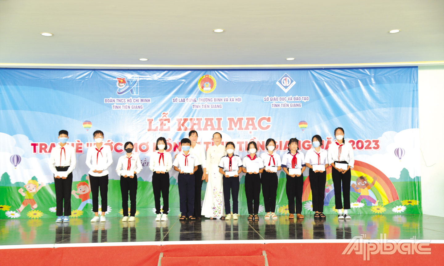 Trao học bổng cho các em học sinh có hoàn cảnh đặc biệt khó khăn tại Trại hè “Ước mơ hồng” năm 2023.