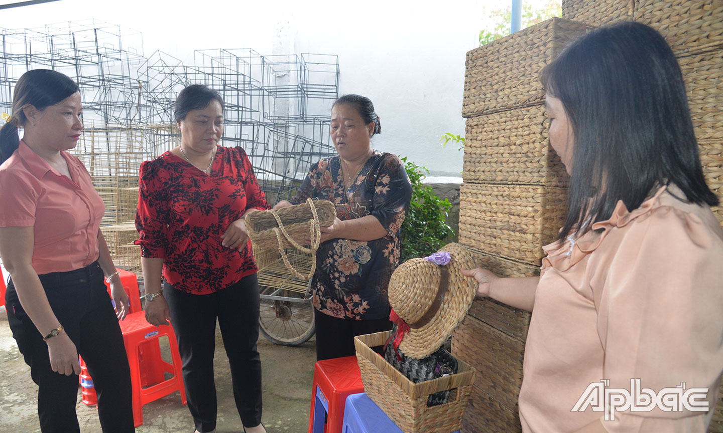 Chị Hằng giới thiệu các sản phẩm đan từ lục bình do tự mình thiết kế.