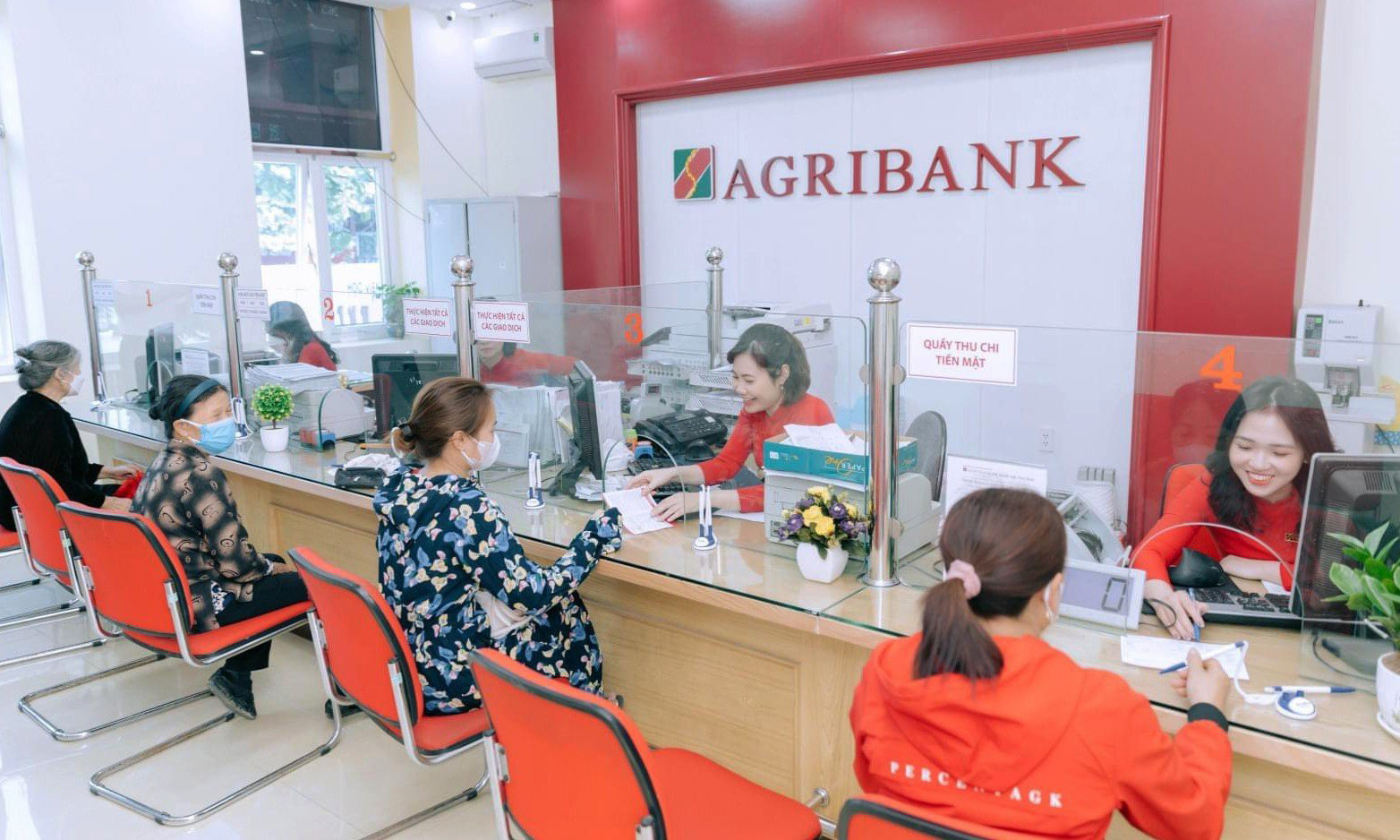 Kinh tế khó khăn, ngân hàng tiếp tục nỗ lực giảm lãi vay cho doanh nghiệp và người dân. Ảnh: CTV