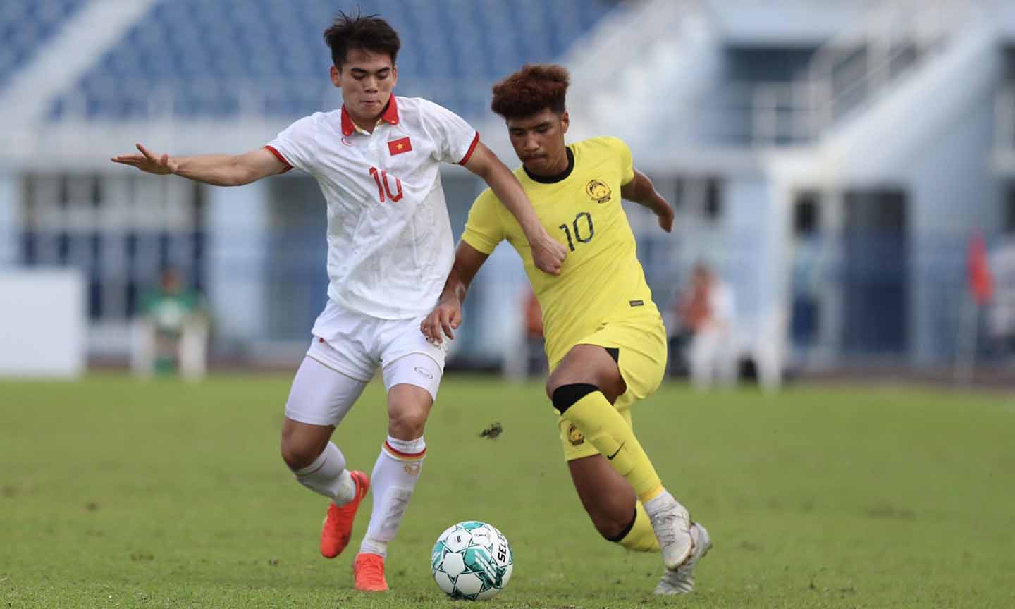 Khuất Văn Khang (bên trái) đang chơi tốt tại Giải U23 Đông Nam Á. Ảnh: Vietnamnet.vn