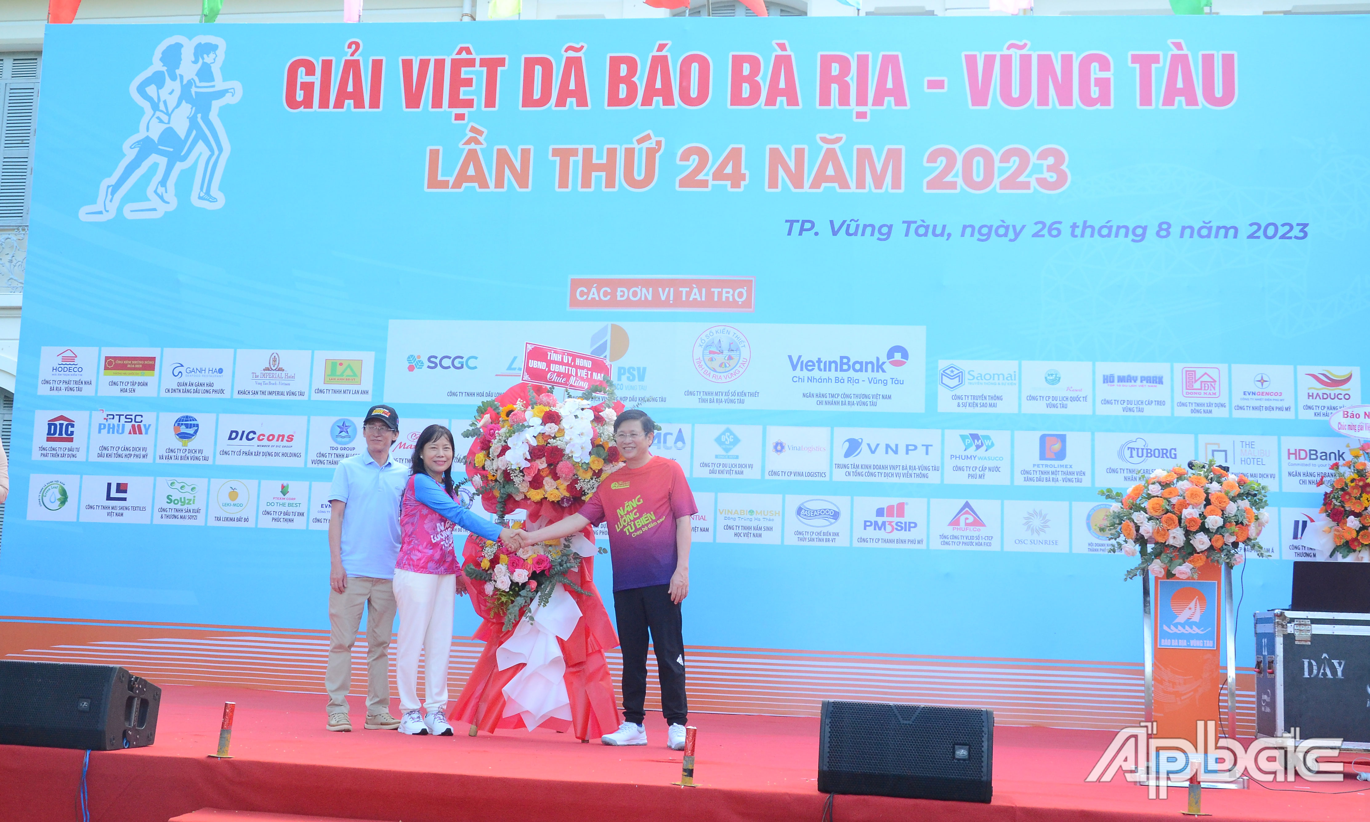 Lãnh đạo tỉnh Bà Rịa - Vũng Tàu tặng hoa chúc mừng.