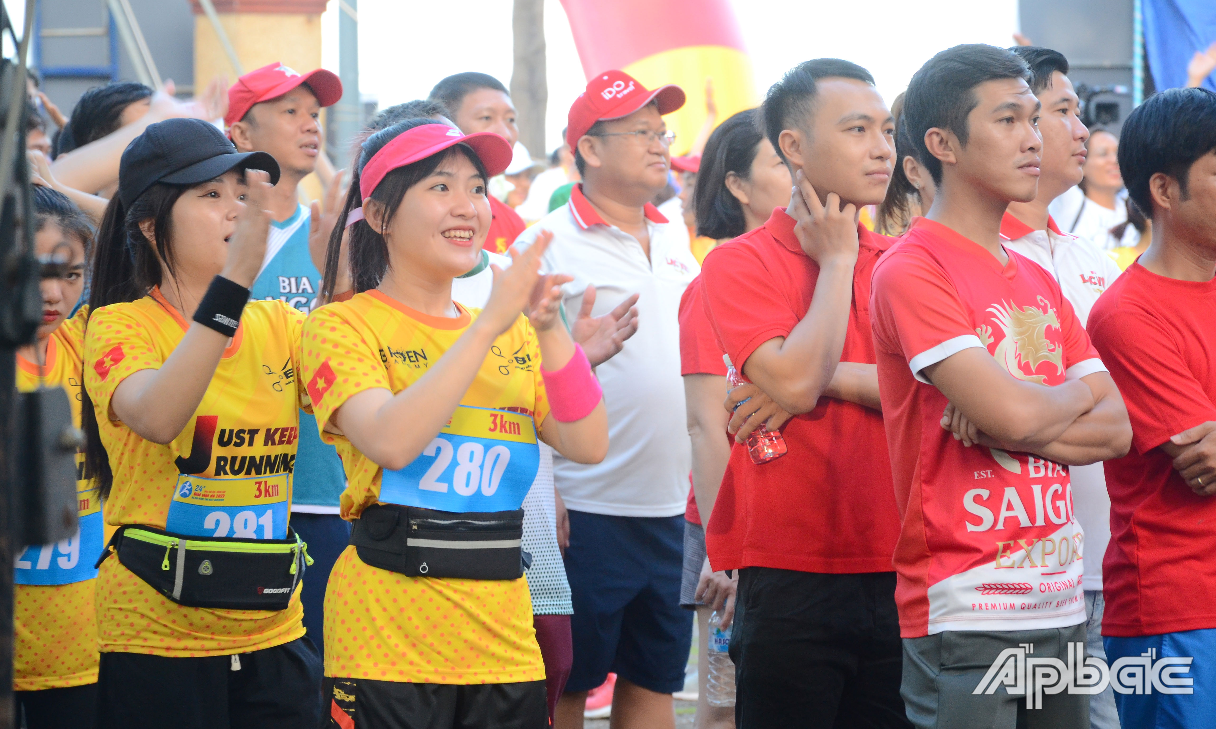 Các VĐV hào hứng trước giờ khai mạc.