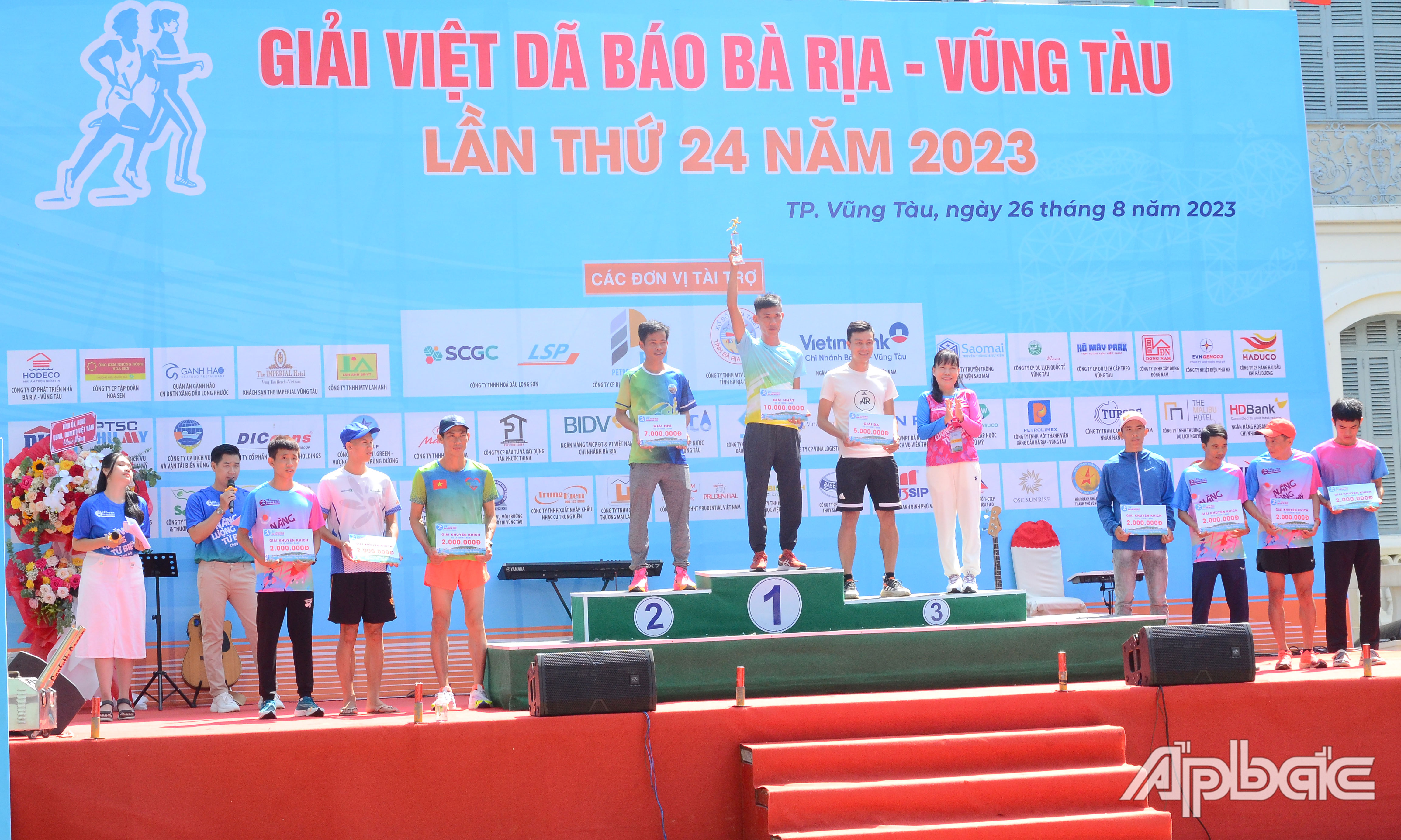 Trao giải cự ly 10km nam.