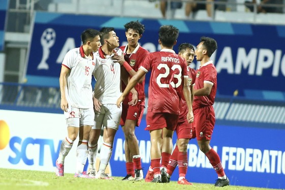 Trận đấu nóng lên vào cuối hiệp 1, với những pha vào bóng quyết liệt giữa đôi bên.