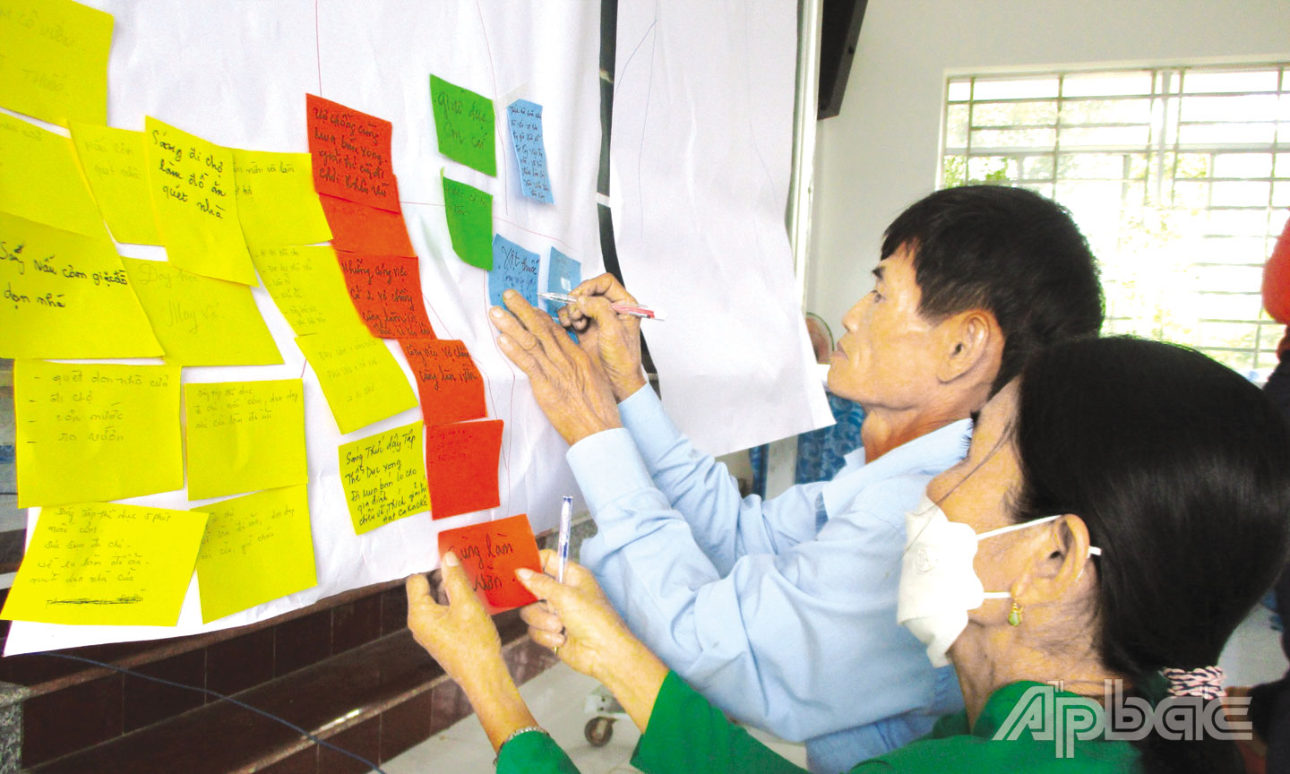 Sinh hoạt CLB “Gia đình hạnh phúc” xã Hội Xuân.