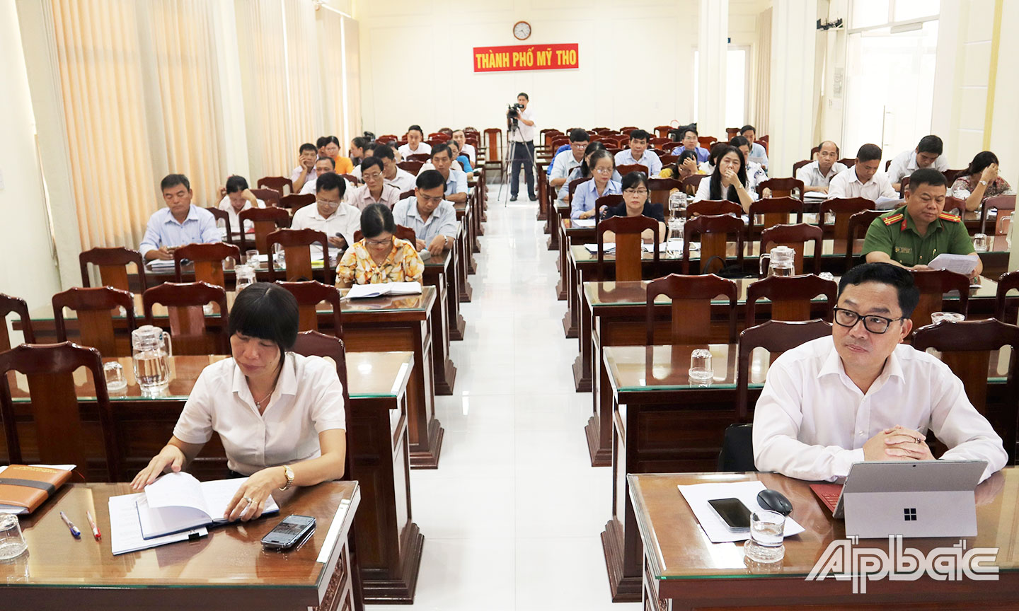 Giám đốc BHXH tỉnh Võ Khánh Bình, Phó Trưởng Ban Chỉ đạo thực hiện chính sách và phát triển người tham gia BHXH, BHYT, BHTN tỉnh làm việc với Ban Chỉ đạo TP. Mỹ Tho.