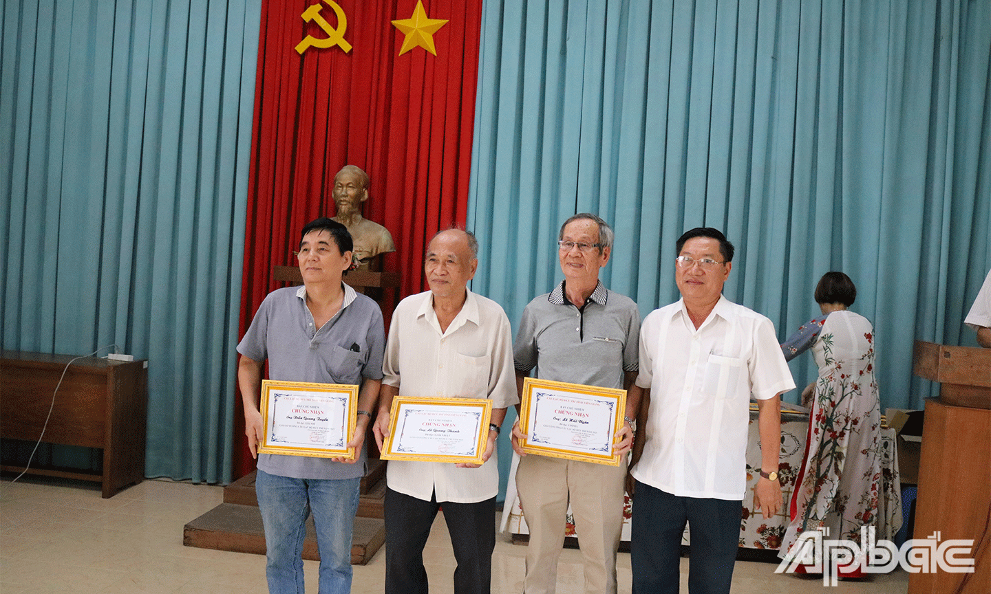 Chủ nhiệm Câu lạc bộ Hưu trí tỉnh Tiền Giang Đặng Thanh Liêm trao giải Cờ tướng cho các hội viên đạt thành tích cao