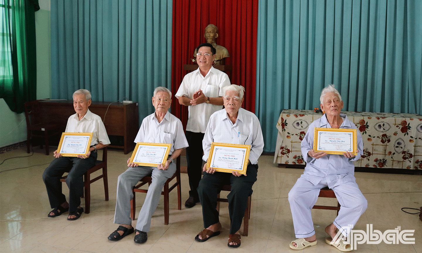 Chủ nhiệm Câu lạc bộ Hưu trí tỉnh Tiền Giang Đặng Thanh Liêm quyết định và tiền mừng thọ cho các hội viên