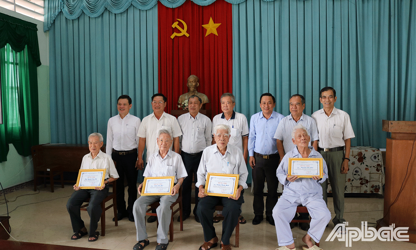 Đại biểu chụp ảnh lưu niệm tại lễ mừng thọ các hội viên Câu lạc bộ Hưu trí tỉnh Tiền Giang