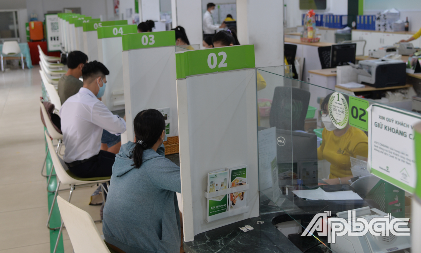 Giao dịch tại Vietcombank chi nhánh Tiền Giang.