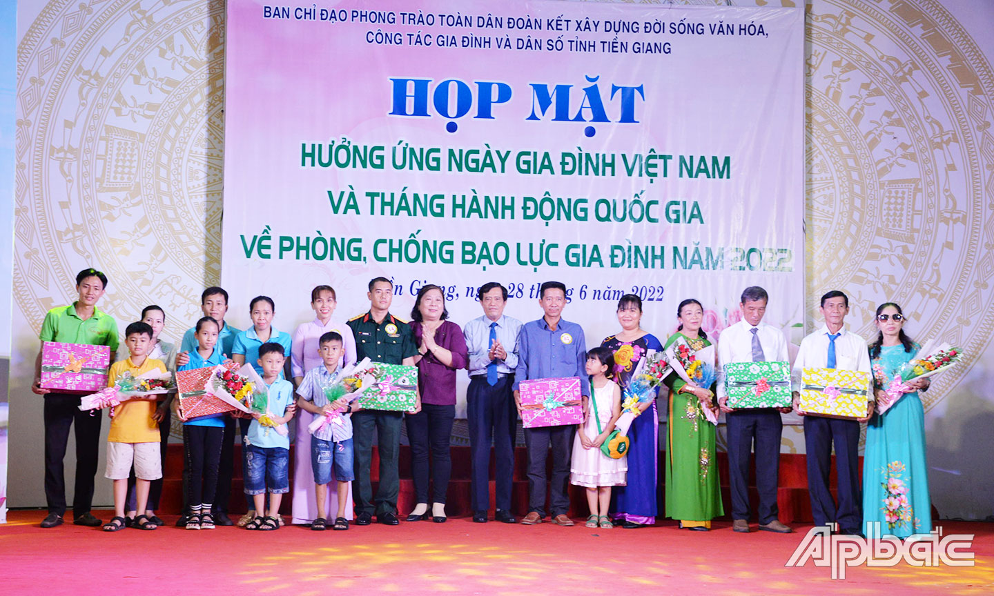 Ban chỉ đạo tỉnh tổ chức nhiều hoạt động tuyên truyền nhằm nâng cao nhận thức người dân trong việc phòng, chống BLGĐ. Ảnh THU HOÀI