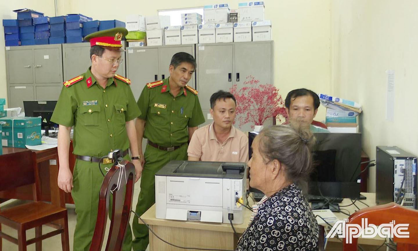 1.Thượng tá Nguyễn Minh Tân, Phó Giám đốc Công an tỉnh kiểm tra tại Công an xã Phước Thạnh, TP. Mỹ Tho. Ảnh Thanh Việt