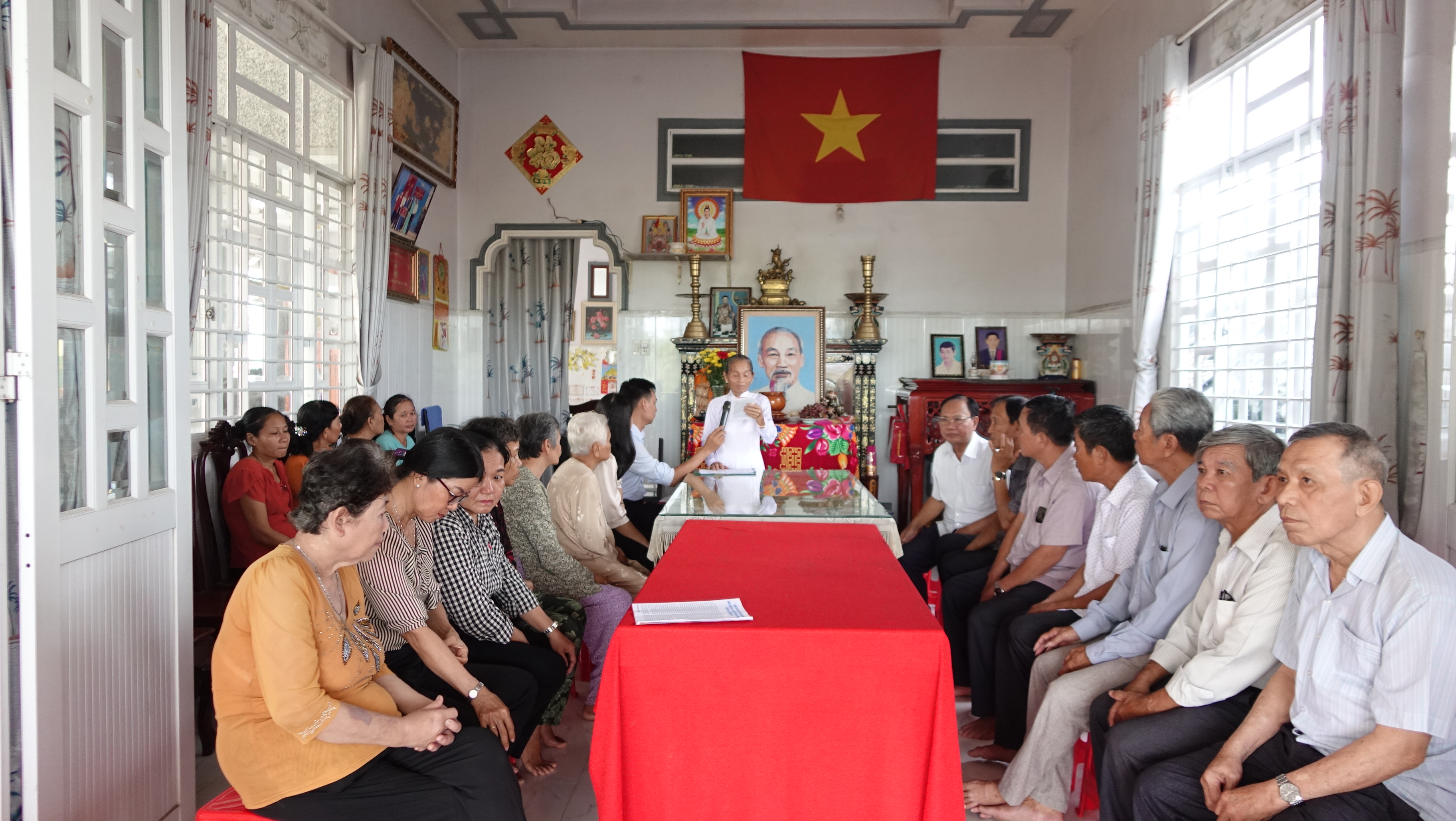 Các đại biểu cùng ôn lại cuộc đời và sự nghiệp cách mạng vĩ đại của Chủ tịch Hồ Chí Minh ở lễ giỗ tại nhà Mẹ Việt Nam anh hùng Đoàn Thị Hạnh.