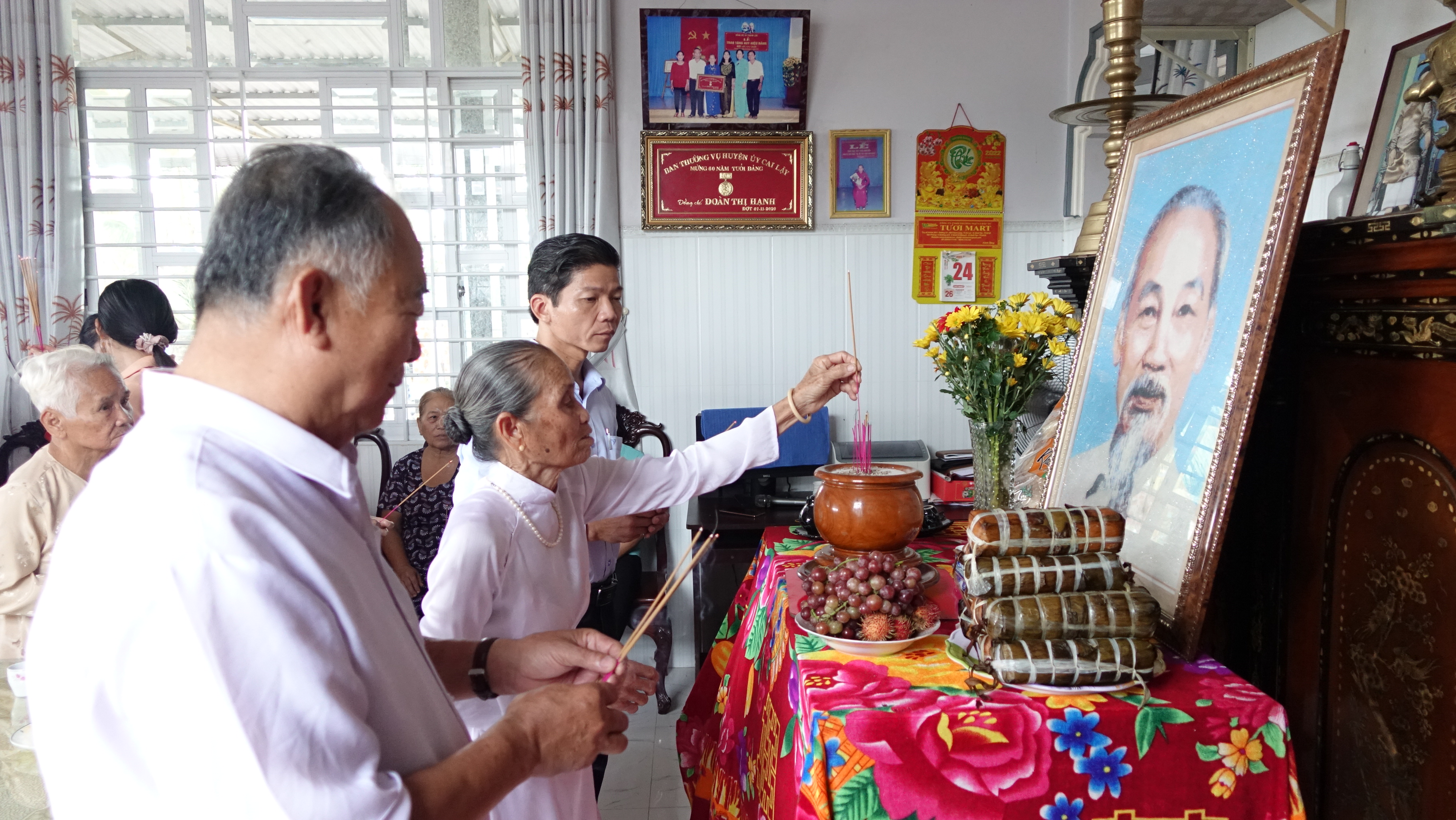 Đại biểu thắp hương bàn thờ Chủ tịch Hồ Chí Minh.