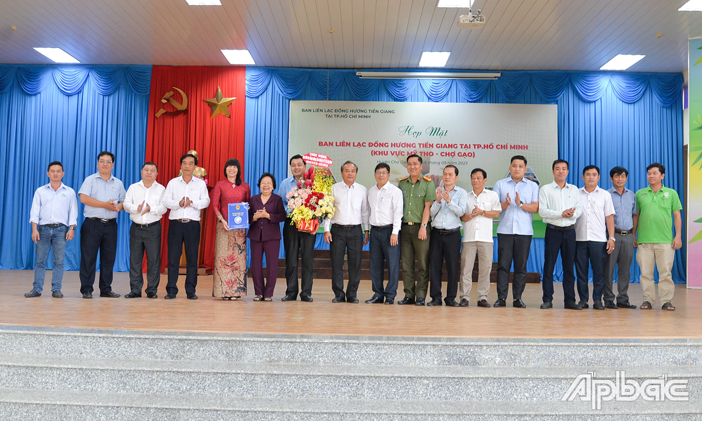 Ban Liên lạc phụ trách khu vực TP. Mỹ Tho - huyện Chợ Gạo ra mắt tại buổi họp mặt.