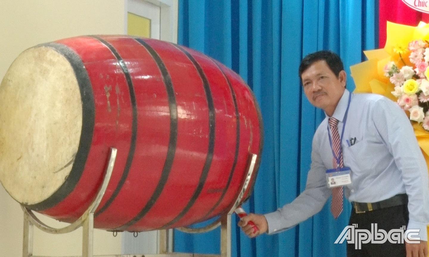 Thay Phạm Văn Nghĩa hiệu trưởng trường THPT Tứ Kiệt đánh trống khai giảng năm học.