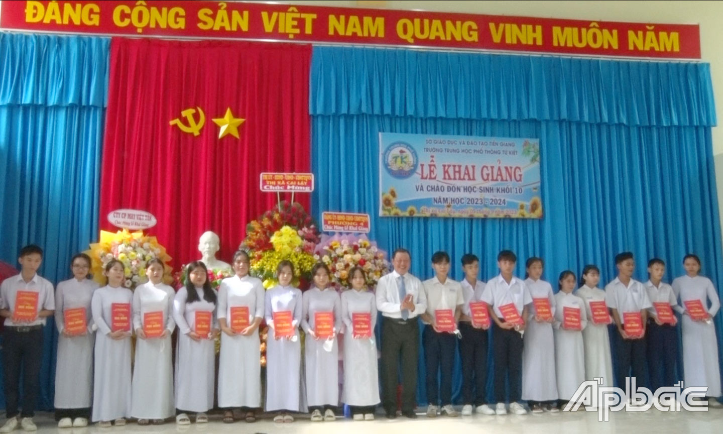 Ông Phan Phùng Phú trao học bổng vượt khó học tốt.