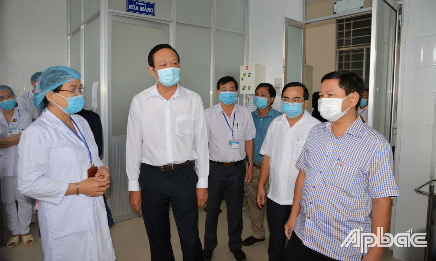 Đoàn Đại biểu Quốc hội đơn vị tỉnh Tiền Giang giám sát việc thực hiện chính sách, pháp luật về y tế cơ sở, y tế dự phòng tại Trung tâm Y tế huyện Gò Công Tây.