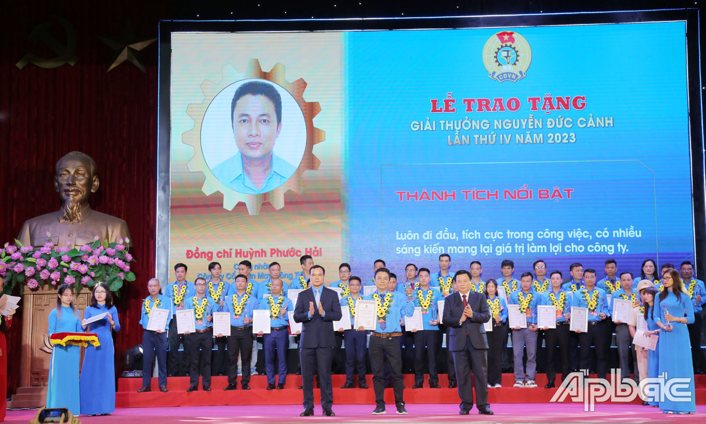 Anh Huỳnh Phước Hải vinh dự nhận giải thưởng Nguyễn Đức Cảnh lần IV năm 2023 của Tổng Liên đoàn Lao động Việt Nam. Ảnh: NVCC