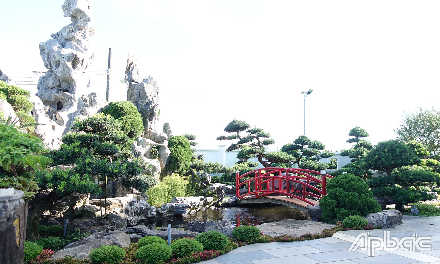 Tiểu cảnh sân vườn của một hộ dân trên địa bàn xã Long Trung, huyện Cai Lậy.