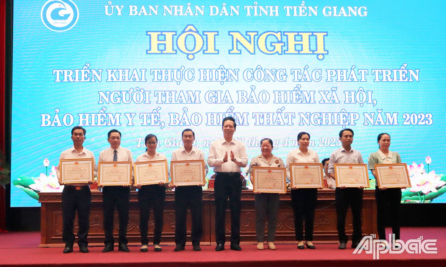 Khen thưởng các tập thể, cá nhân thực hiện tốt công tác phát triển người tham gia BHXH, BHYT, BHTN.