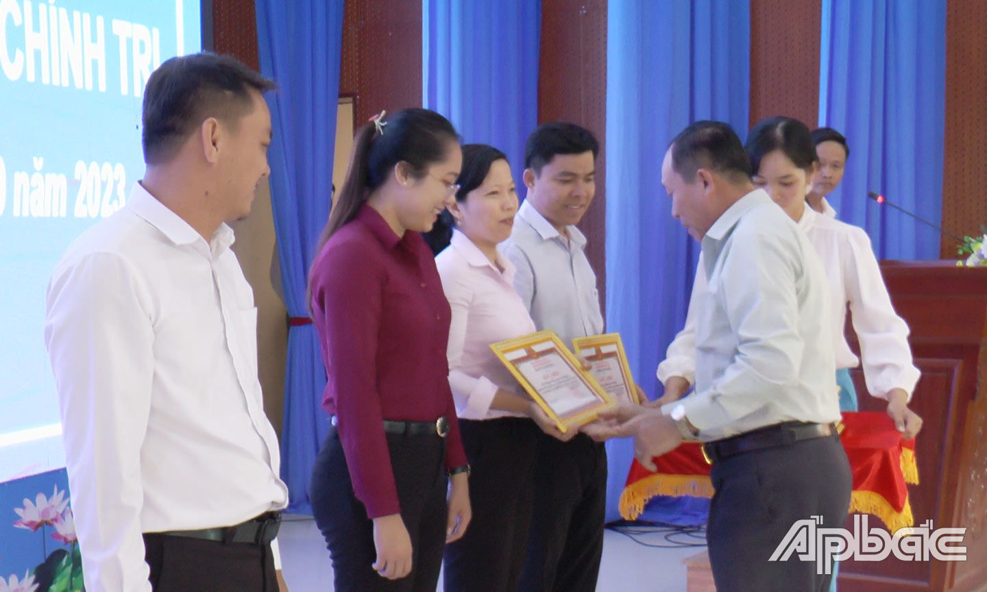 Đồng chí Võ Ngọc Chiến-Phó Bí thư Thường trực Huyện ủy Tân Phú Đông tặng giấy khen cho các tập thể