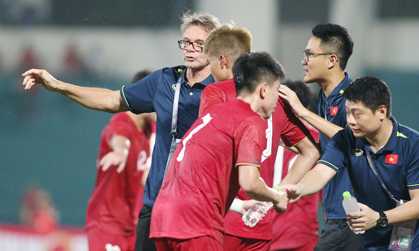 HLV Troussier còn nhiều việc cần phải làm để rèn giũa lứa cầu thủ U23 Việt Nam hiện tại. Ảnh: Vietnamnet.vn