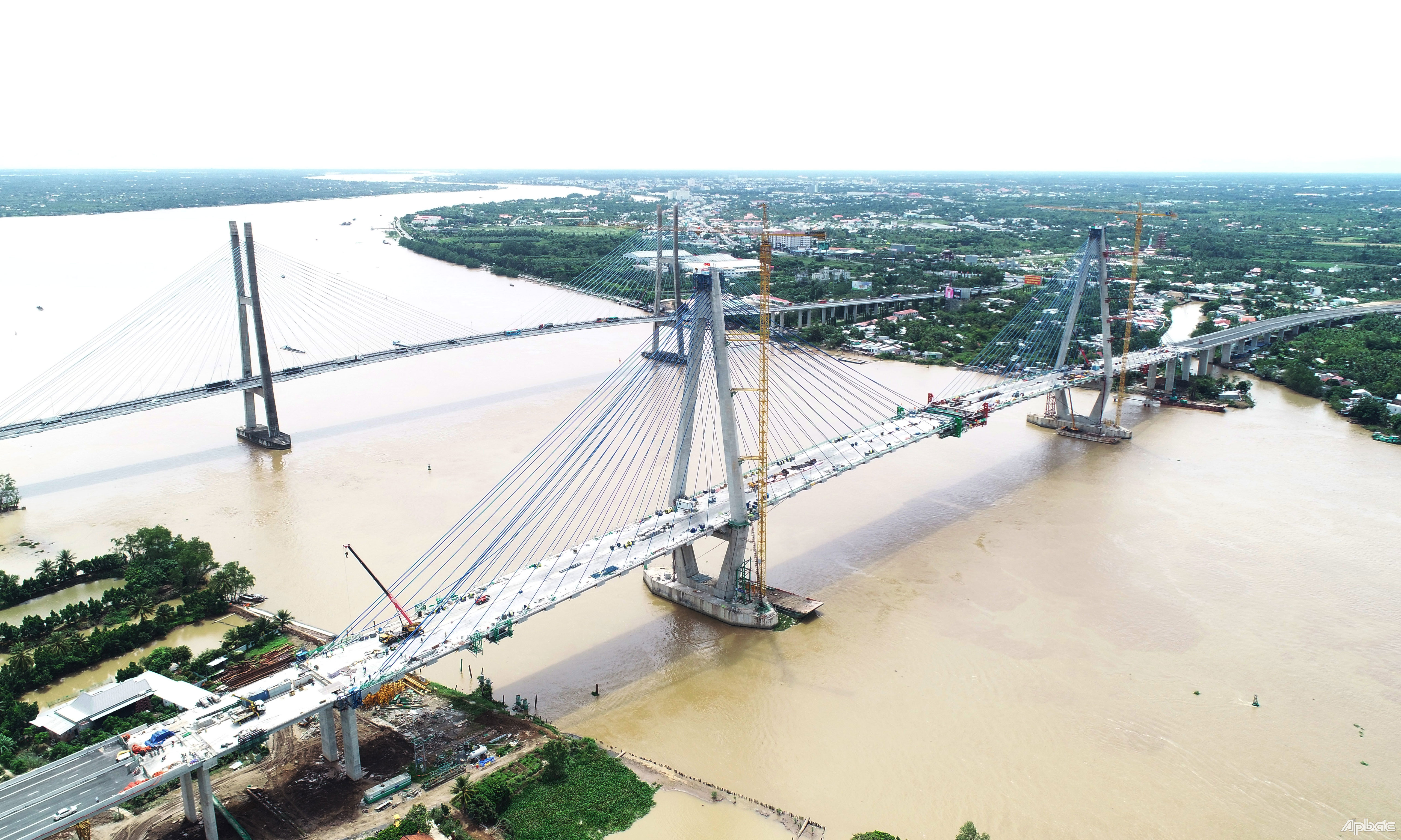 Căng kéo cáp dây văng cuối cùng tại cầu Mỹ Thuận 2 vào sáng 15-9.