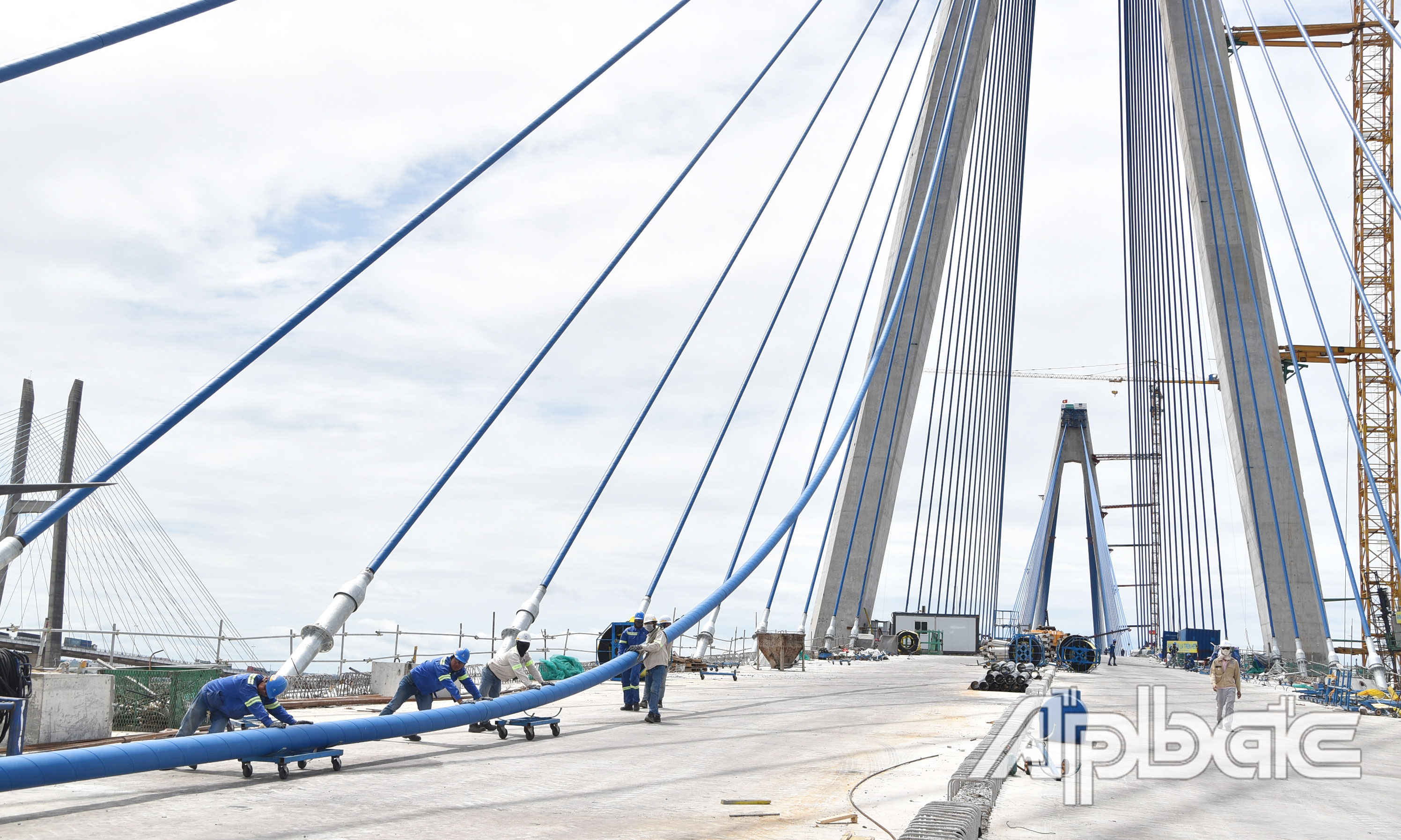 Các kỹ sư, công nhân tiến hành căng kéo cáp dây văng cuối cùng.