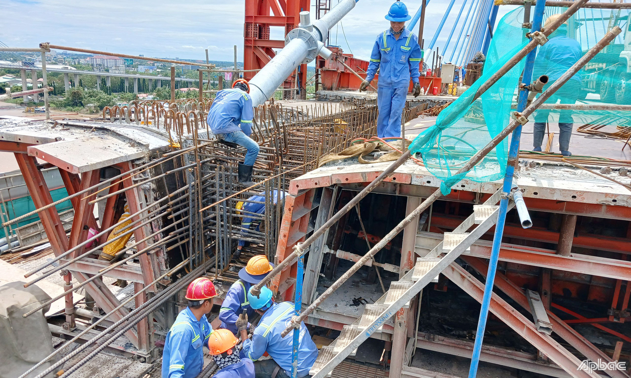 Cầu Mỹ Thuận 2 đang chạy nước rút để về đích.